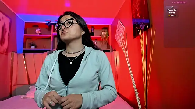 Snapshot of Lucy_Williiams chatting on November 12, 12:05 pm Lucy Williiams online show from November 12, 12:05 pm