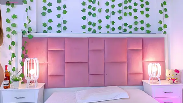 Snapshot of kaily_sweet1 chatting on June 24, 11:20 am kaily sweet1 online show from June 24, 11:20 am