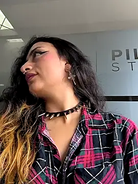 Lila Desiree online show from February 15, 8:01 pm