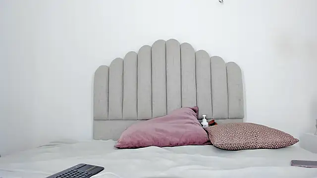 Snapshot of Nikki_Angel_ chatting on February 5, 7:31 pm Nikki Angel  online show from February 5, 7:31 pm