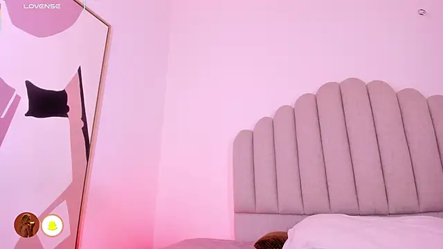 Snapshot of Nikki_Angel_ chatting on February 14, 6:59 pm Nikki Angel online show from February 14, 6:59 pm