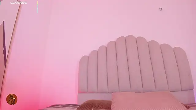 Snapshot of Nikki_Angel_ chatting on February 19, 7:10 pm Nikki Angel online show from February 19, 7:10 pm