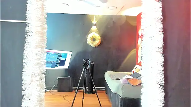 YayaHilton online show from December 16, 5:01 am