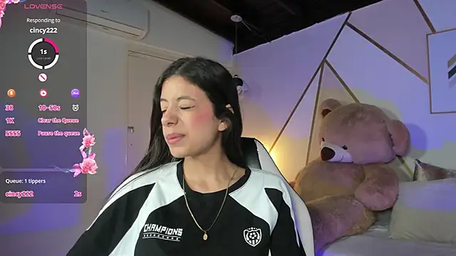 Snapshot of coraltaylor chatting on December 7, 3:52 pm coraltaylor online show from December 7, 3:52 pm