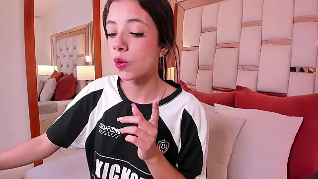 Snapshot of coraltaylor chatting on December 28, 3:48 pm coraltaylor online show from December 28, 3:48 pm