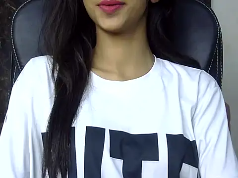 MAAYRA 09 online show from March 12, 6:22 pm