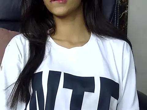 MAAYRA 09 online show from March 12, 9:24 pm