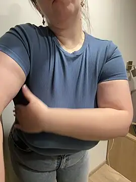 Snapshot of Your_Hot_Sister01 chatting on December 9, 3:33 pm Your Hot Sister01 online show from December 9, 3:33 pm