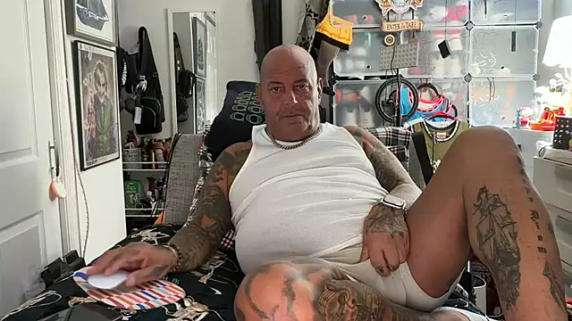 joeytatts66 online show from October 26, 1:44 am