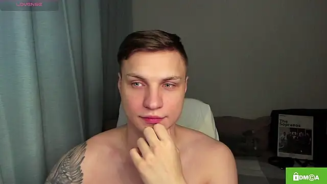 Snapshot of handsome_guy01 chatting on May 4, 5:42 pm handsome guy01 online show from May 4, 5:42 pm