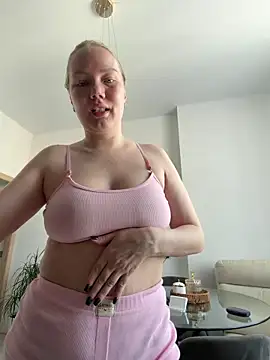 Snapshot of LianaCruz__ chatting on April 2, 4:32 am LianaCruz online show from April 2, 4:32 am