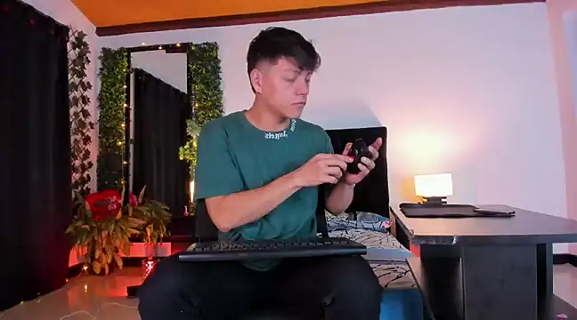 Snapshot of Valentino__X chatting on February 18, 11:55 am Valentino X online show from February 18, 11:55 am