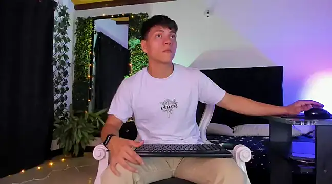 Snapshot of Valentino__X chatting on March 10, 11:42 am Valentino X online show from March 10, 11:42 am