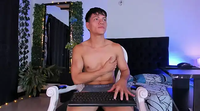 Snapshot of Valentino__X chatting on March 11, 2:51 pm Valentino X online show from March 11, 2:51 pm