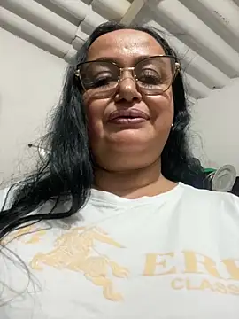GiaNahomi online show from January 4, 2:35 am
