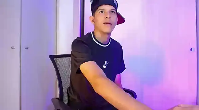 Snapshot of LiamGadiell chatting on December 14, 1:50 am LiamGadiell online show from December 14, 1:50 am