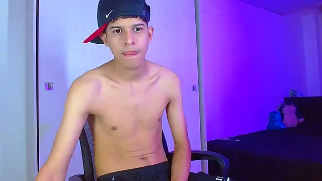 Snapshot of LiamGadiell chatting on January 7, 12:13 am LiamGadiell online show from January 7, 12:13 am