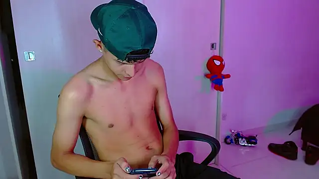 Snapshot of LiamGadiell chatting on March 3, 4:14 am LiamGadiell online show from March 3, 4:14 am