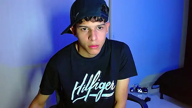 Snapshot of LiamGadiell chatting on March 9, 3:54 am LiamGadiell online show from March 9, 3:54 am