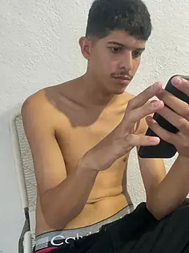 Snapshot of LiamGadiell chatting on April 5, 10:40 pm LiamGadiell online show from April 5, 10:40 pm