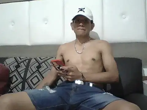 Snapshot of oiram27 chatting on October 2, 10:28 pm oiram27 online show from October 2, 10:28 pm