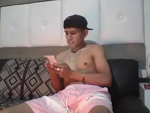 Snapshot of oiram27 chatting on November 27, 9:11 am oiram27 online show from November 27, 9:11 am