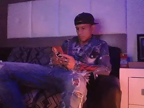 Snapshot of oiram27 chatting on November 30, 3:27 pm oiram27 online show from November 30, 3:27 pm