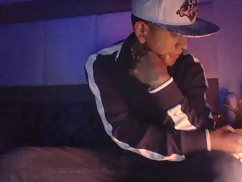 Snapshot of oiram27 chatting on December 3, 5:15 am oiram27 online show from December 3, 5:15 am