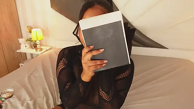 IzzyyBeelmonth online show from December 23, 1:40 am