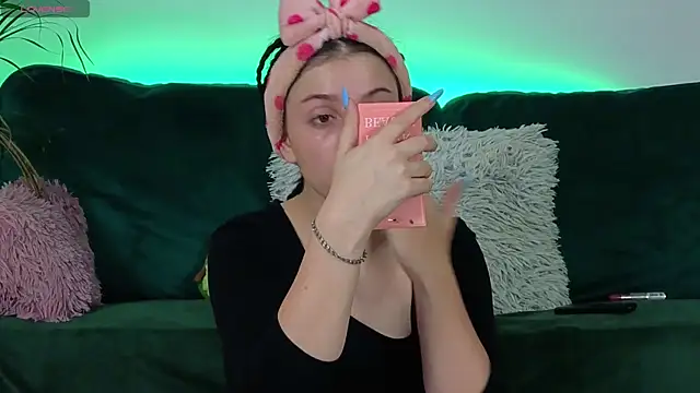 AveryWillow online show from September 30, 4:28 am