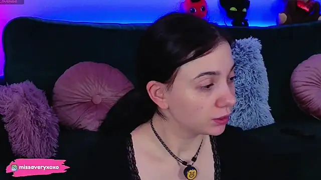 AveryWillow online show from April 5, 12:30 am