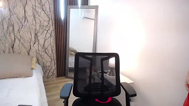 Snapshot of MartinaGuzmann chatting on February 22, 1:33 am MartinaGuzmann online show from February 22, 1:33 am