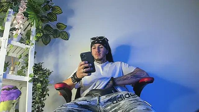 Snapshot of the_beast_master_ chatting on January 23, 11:58 am the beast master online show from January 23, 11:58 am