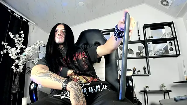 Snapshot of the_beast_master_ chatting on February 2, 4:48 am the beast master online show from February 2, 4:48 am