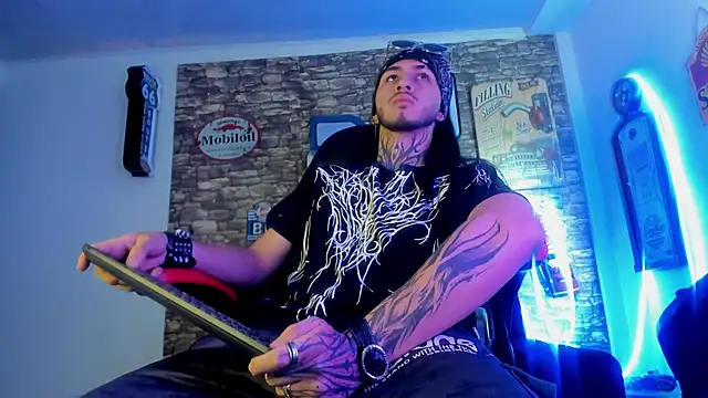 Snapshot of the_beast_master_ chatting on February 3, 12:25 pm the beast master online show from February 3, 12:25 pm