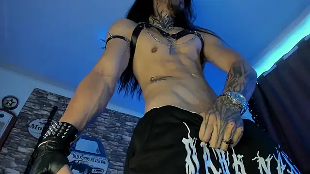 Snapshot of the_beast_master_ chatting on March 1, 4:33 pm the beast master online show from March 1, 4:33 pm