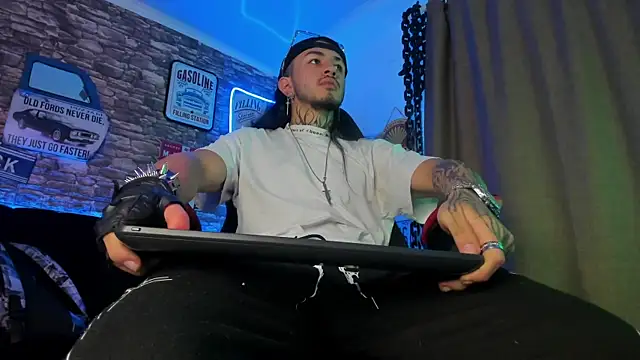 Snapshot of the_beast_master_ chatting on March 5, 12:11 pm the beast master online show from March 5, 12:11 pm