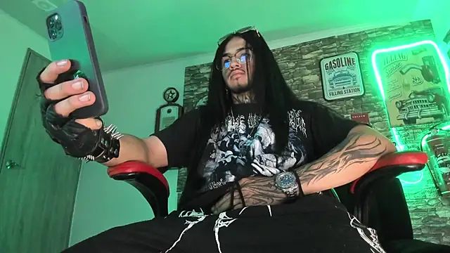 Snapshot of the_beast_master_ chatting on March 14, 12:40 pm the beast master online show from March 14, 12:40 pm