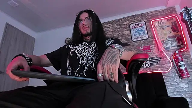 Snapshot of the_beast_master_ chatting on March 18, 1:09 pm the beast master online show from March 18, 1:09 pm