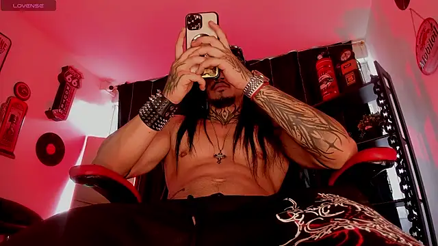 Snapshot of the_beast_master_ chatting on November 5, 9:48 pm the beast master online show from November 5, 9:48 pm