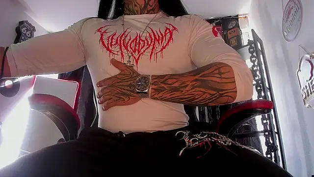 Snapshot of the_beast_master_ chatting on November 14, 8:18 pm the beast master online show from November 14, 8:18 pm