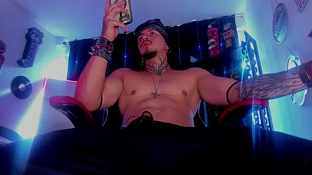 Snapshot of the_beast_master_ chatting on November 19, 8:09 pm the beast master online show from November 19, 8:09 pm