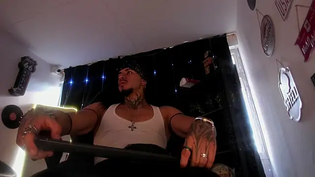 Snapshot of the_beast_master_ chatting on November 22, 8:52 pm the beast master online show from November 22, 8:52 pm