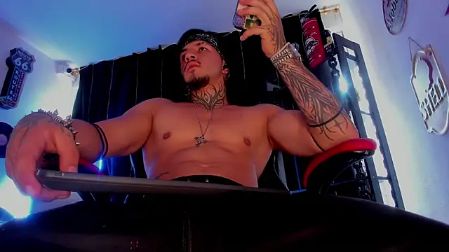 Snapshot of the_beast_master_ chatting on December 2, 7:42 pm the beast master online show from December 2, 7:42 pm