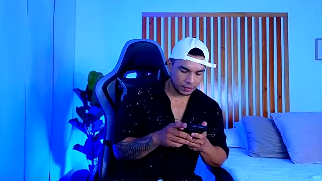 Snapshot of estebandelouis chatting on May 9, 12:49 am estebandelouis online show from May 9, 12:49 am