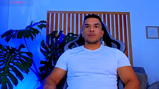 Snapshot of estebandelouis chatting on May 23, 1:00 am estebandelouis online show from May 23, 1:00 am