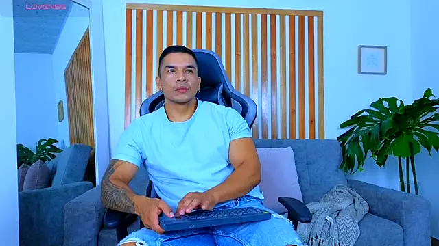 Snapshot of estebandelouis chatting on May 25, 1:22 am estebandelouis online show from May 25, 1:22 am