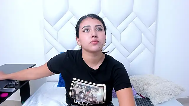 Analia18  online show from November 14, 1:32 pm