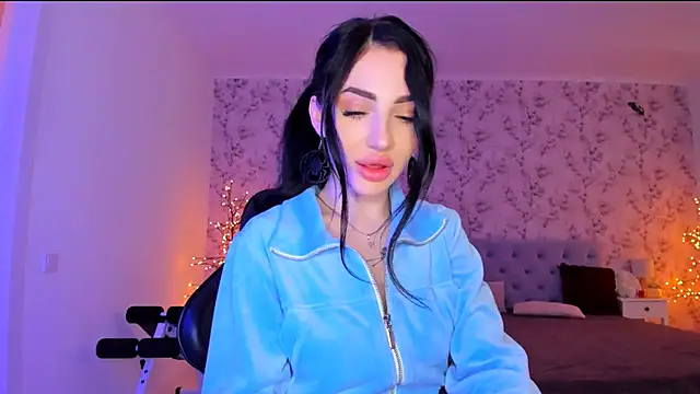 NancyLovee  online show from May 10, 1:05 pm