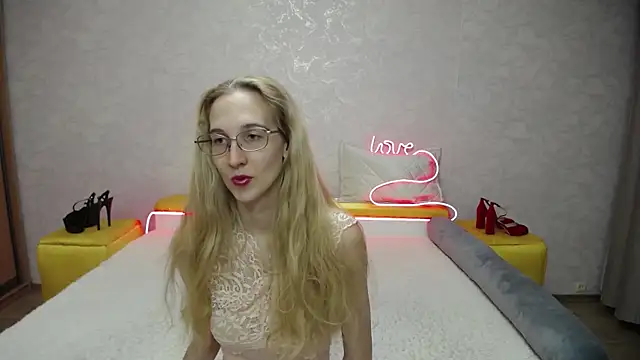 Snapshot of KlaryBrait chatting on November 21, 9:30 am KlaryBrait online show from November 21, 9:30 am